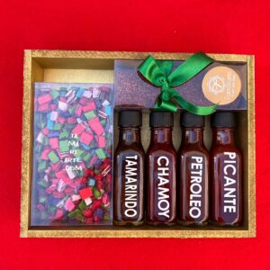 Tm030 - 4 salsas de 150ml de diferentes sabores, rollo de guayaba con tamarindo y oblea rellena de tamarindo en cuadritos